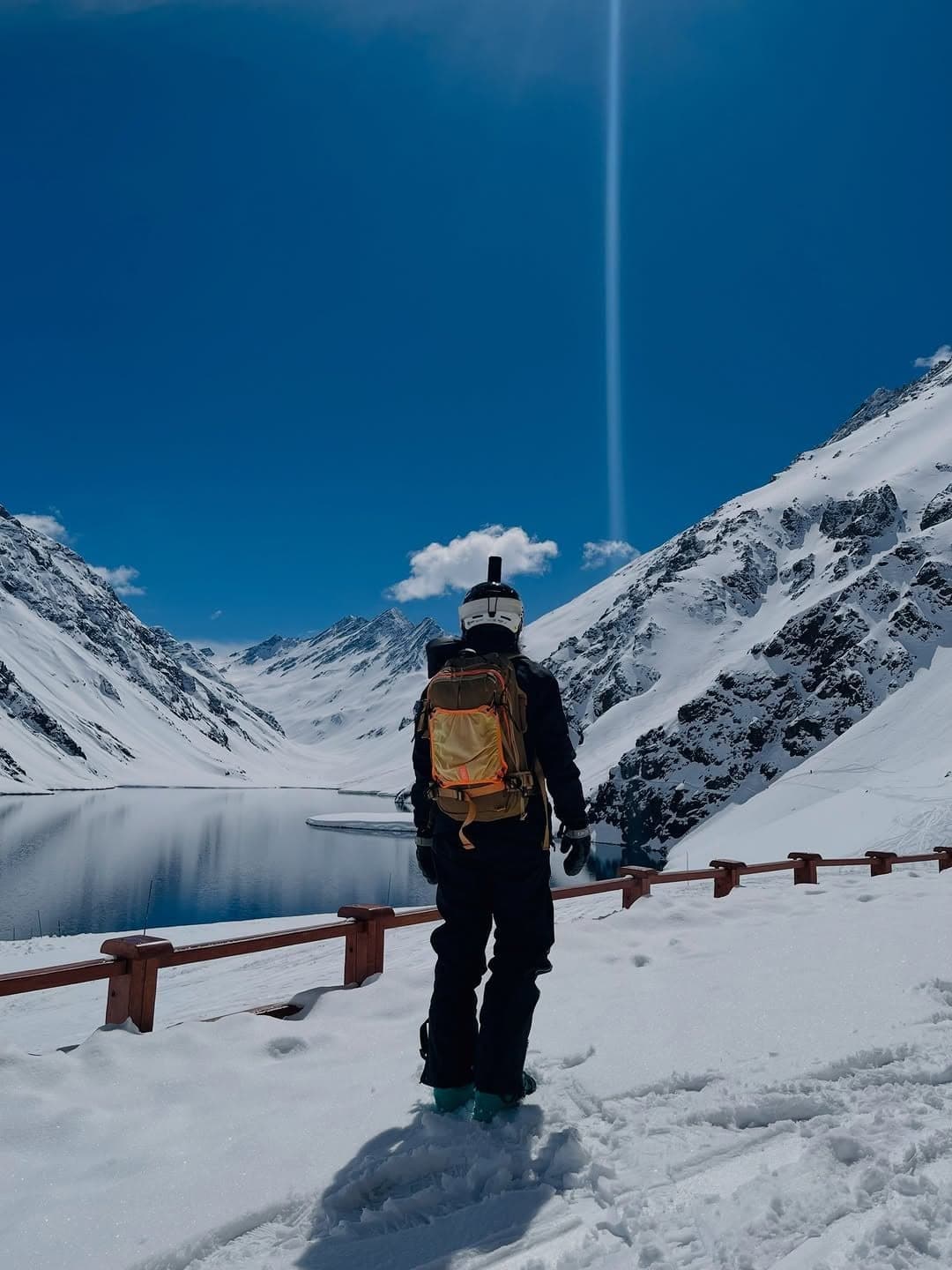 Ein Freerider über dem See in Portillo, Chile