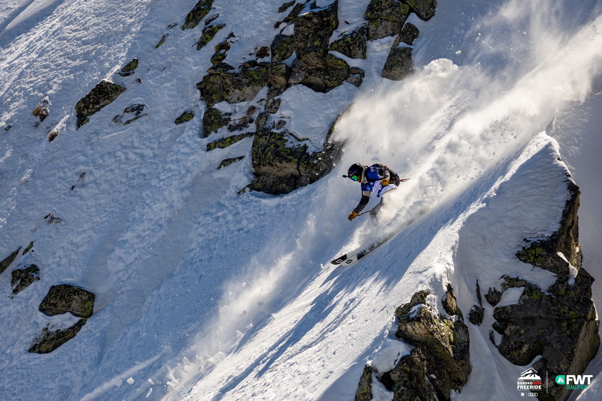 Lyžař mezi skalami na závodě Bansko Freeride FWT Qualifier 2025